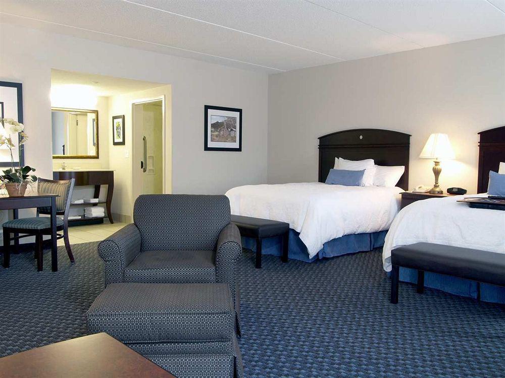 Hampton Inn Mount Airy Room photo